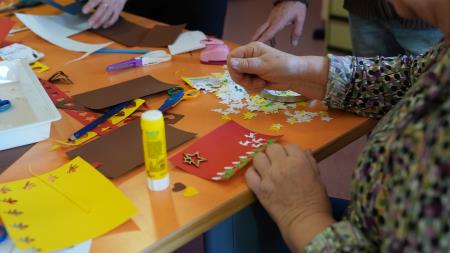 mladi-za-starejse-izdelovanje-voscilnic (5)